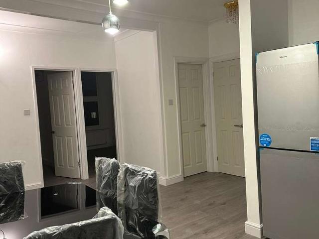 Apartment for sale in Queen's Park, Greater London