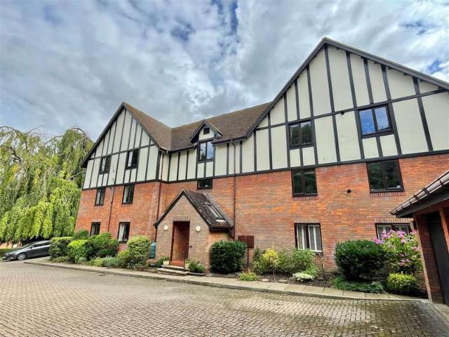 Apartment for sale in Pouchen End, Hertfordshire