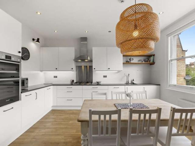 Apartment for sale in Earl's Court, Greater London
