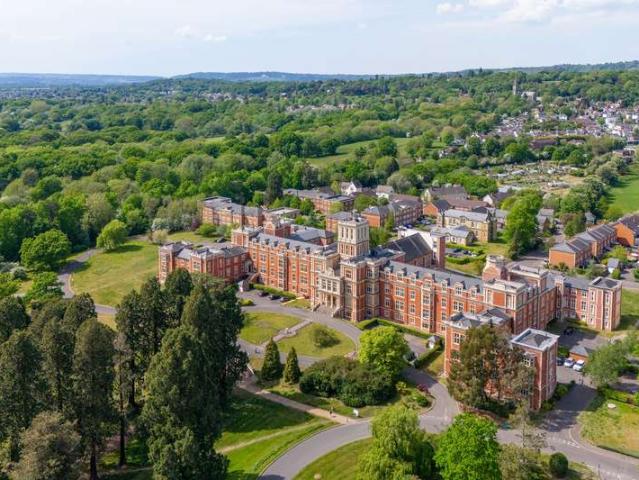 Apartment for sale in Whitebushes, Red Hill