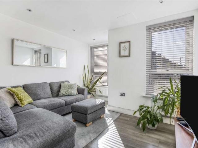 Apartment for sale in Kensal Town, Greater London