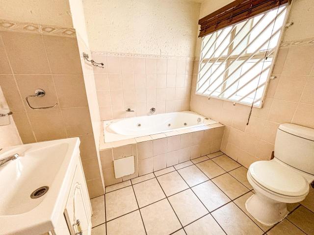 Apartment for sale in Oakdene, Vosloorus