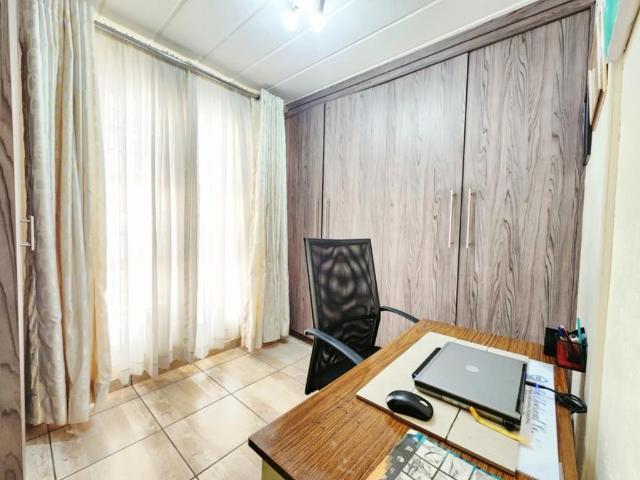 Apartment for sale in Oakdene, Vosloorus