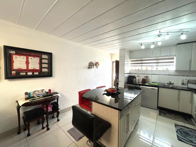 Apartment for sale in Oakdene, Vosloorus