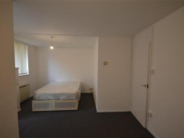 Apartment for rent in Cat Hill, England