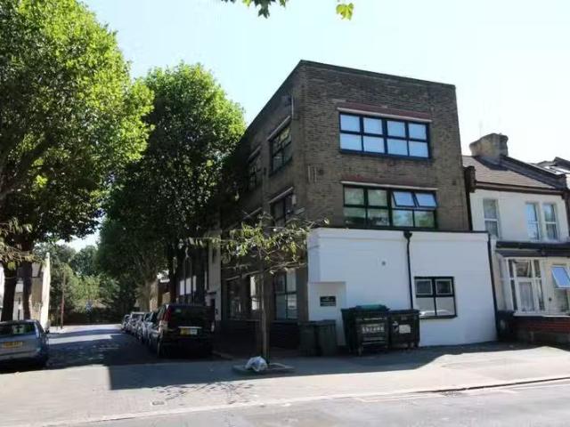Apartment for rent in Cann Hall, Greater London