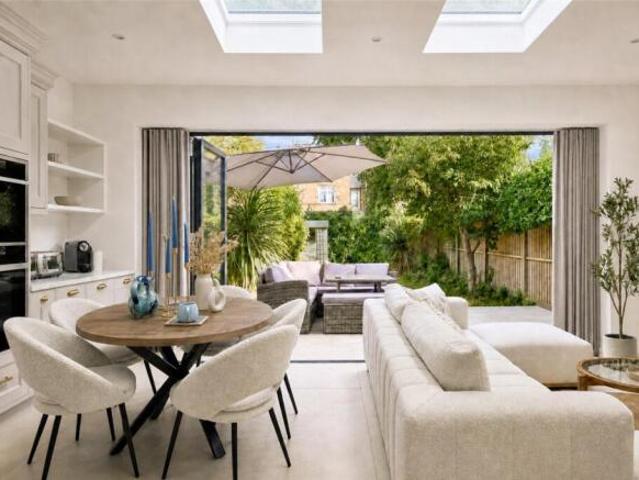 Apartment for rent in Cat Hill, England