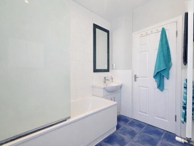 Apartment for rent in London Borough of Merton, Raynes Park