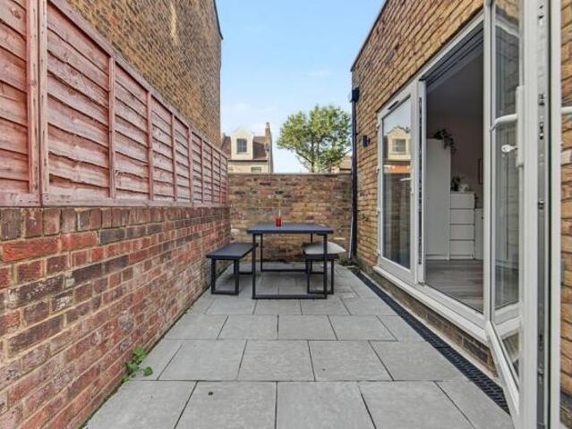 Apartment for rent in Cat Hill, England