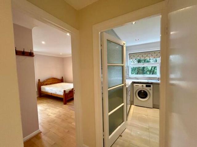Apartment for rent in London Borough of Merton, Raynes Park
