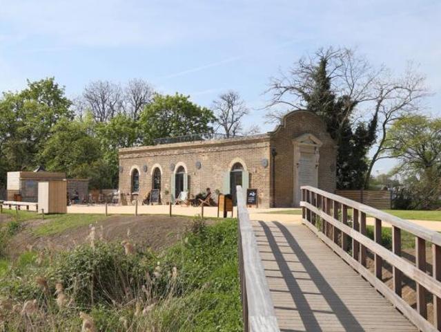 Apartment for rent in Cat Hill, England