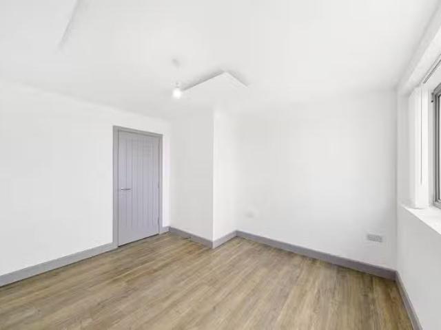 Apartment for rent in Maple Cross, Three Rivers