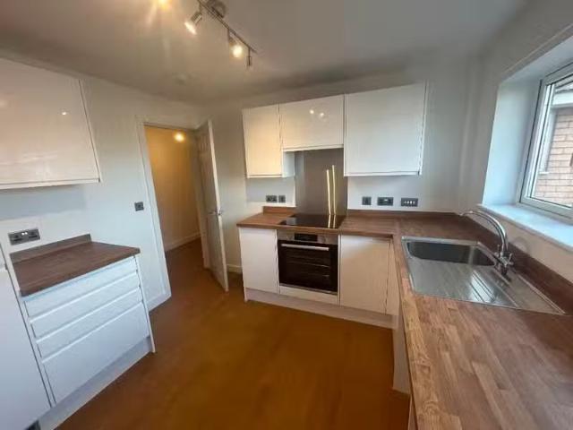 Apartment for rent in Waterhead, Pendock