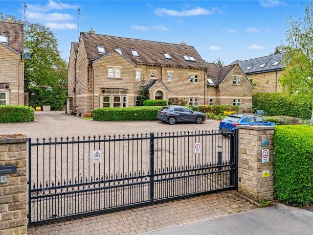 Flat for sale in Weetwood, West Yorkshire