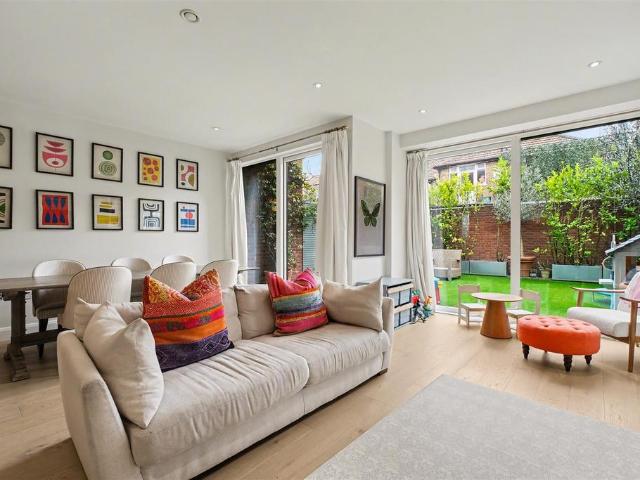 Flat for sale in Golders Green, Greater London