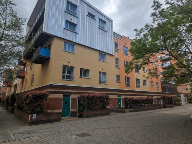 Flat for sale in East Greenwich, Greater London