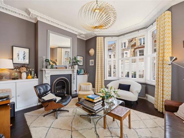 Flat for sale in Clapham Junction, Greater London
