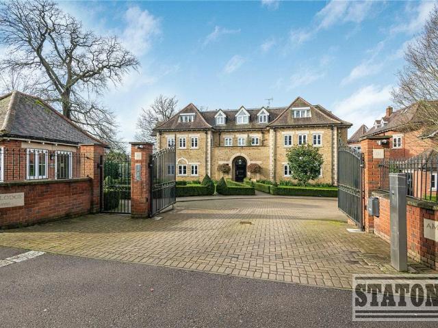 Flat for sale in Cockfosters, Greater London