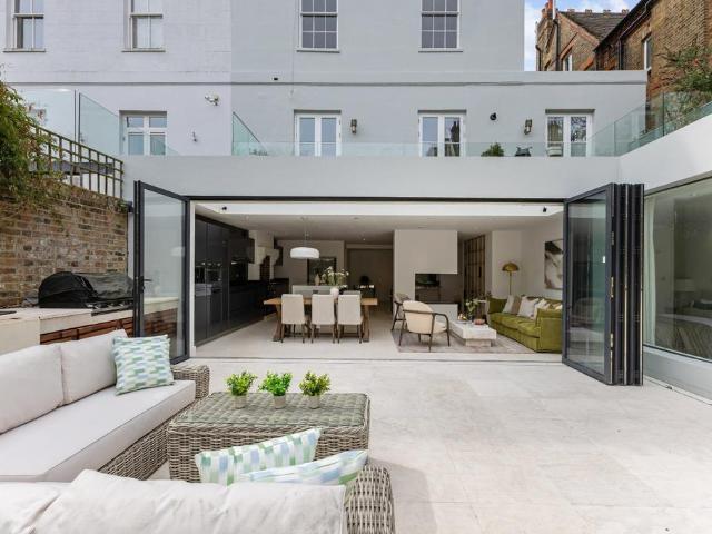 Flat for sale in Belsize Park, Greater London