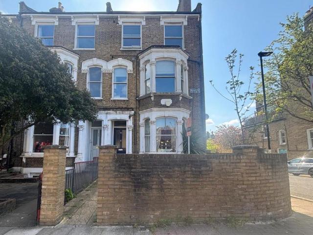 Flat for sale in Finsbury Park, Greater London