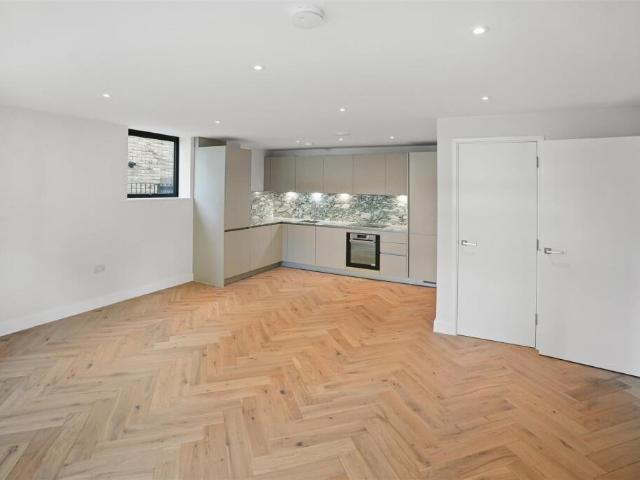 Flat for sale in London Borough of Ealing, Greater London