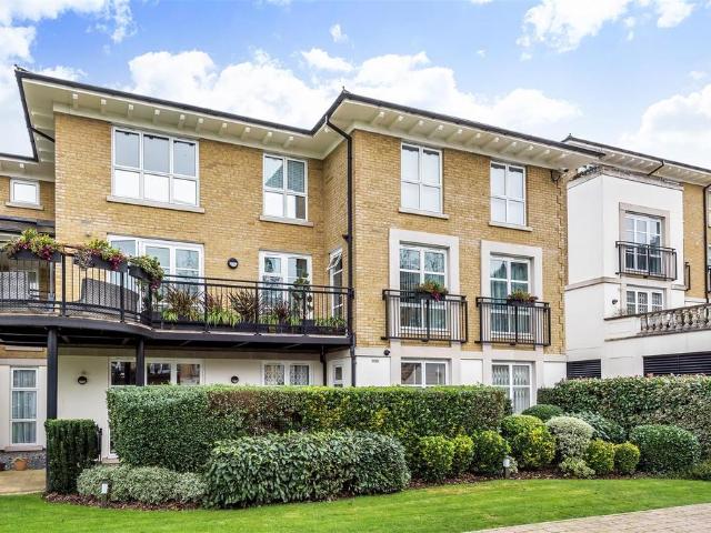 Flat for sale in Mill Hill, Greater London