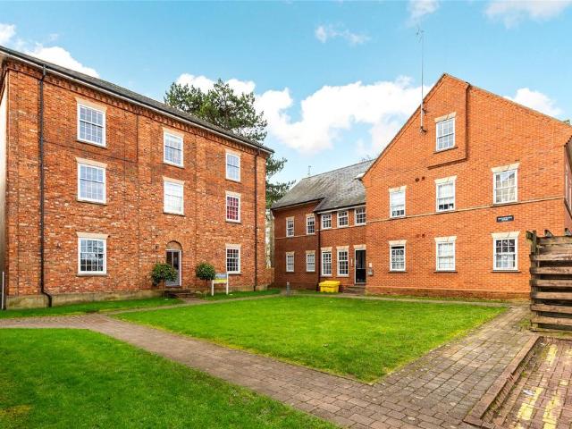 Flat for sale in Buckingham, Buckinghamshire