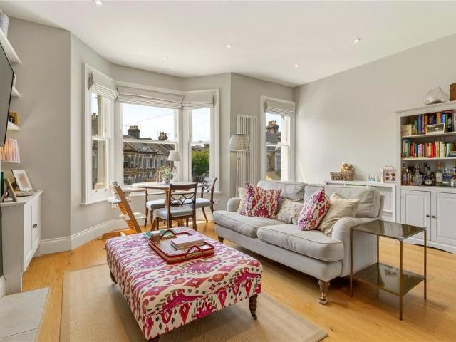 Flat for sale in Clapham Junction, Greater London