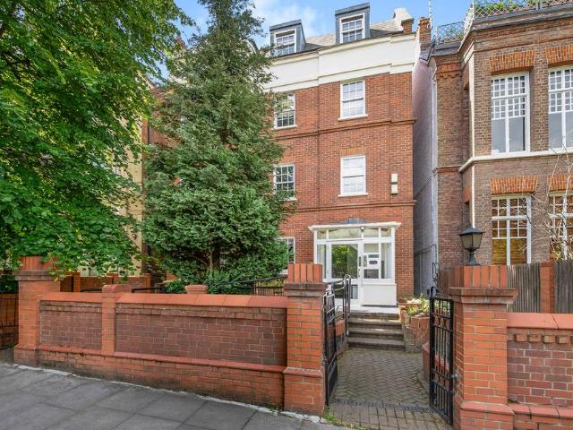 Flat for sale in South Hampstead, Greater London