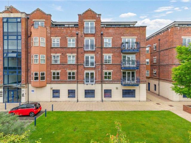 Flat for sale in Weetwood, West Yorkshire