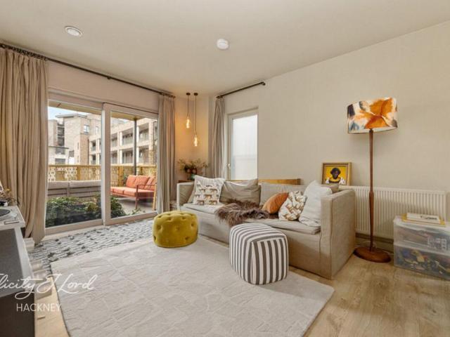 Flat for sale in South Hackney, Greater London
