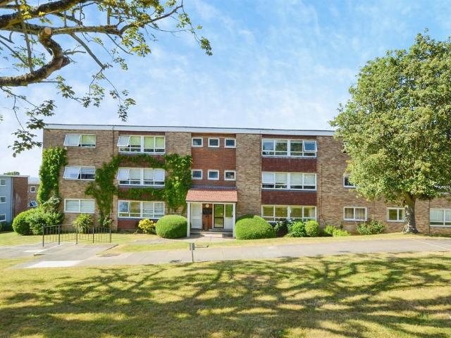 Flat for sale in Bushey, Bushey Heath