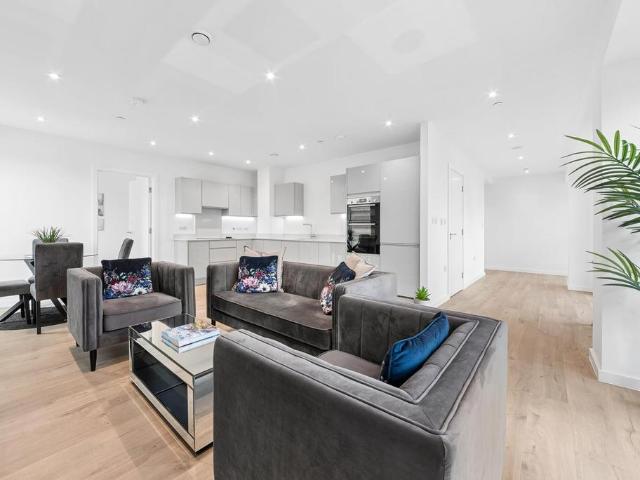 Flat for sale in Canning Town, Greater London