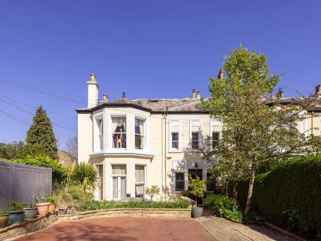 Flat for sale in Oakwood, West Yorkshire