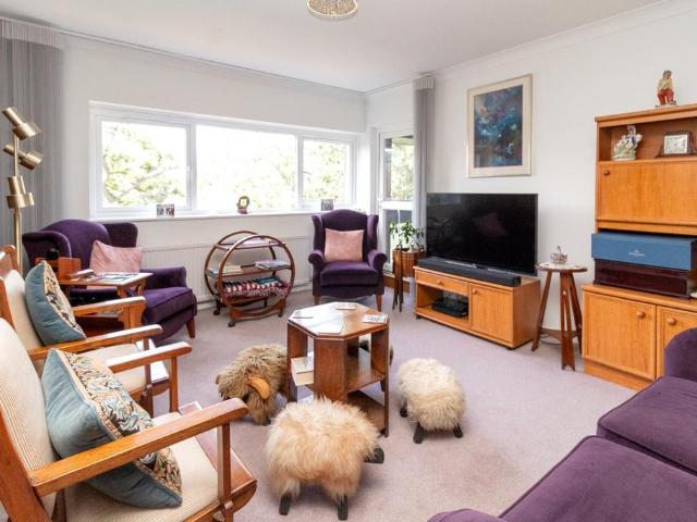 Flat for sale in Edgware, Canons Park