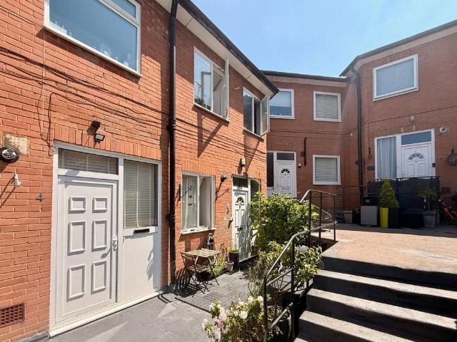 Flat for sale in Batchworth, Hertfordshire