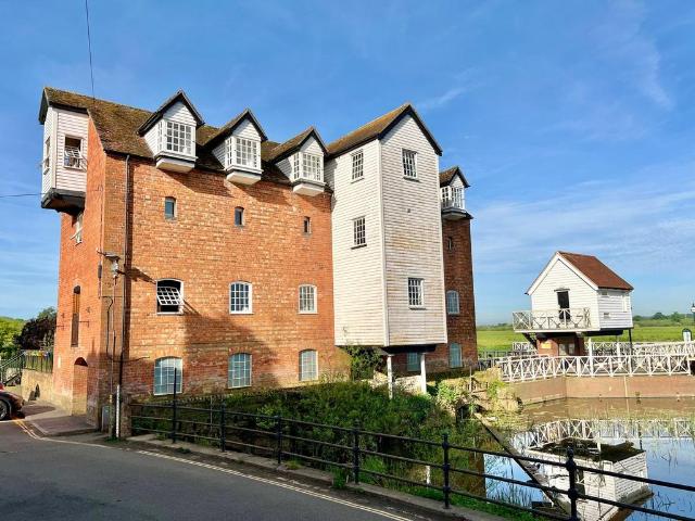Flat for sale in Tewkesbury, Pamington