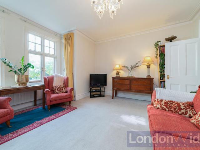 Flat for sale in Hammersmith, Greater London