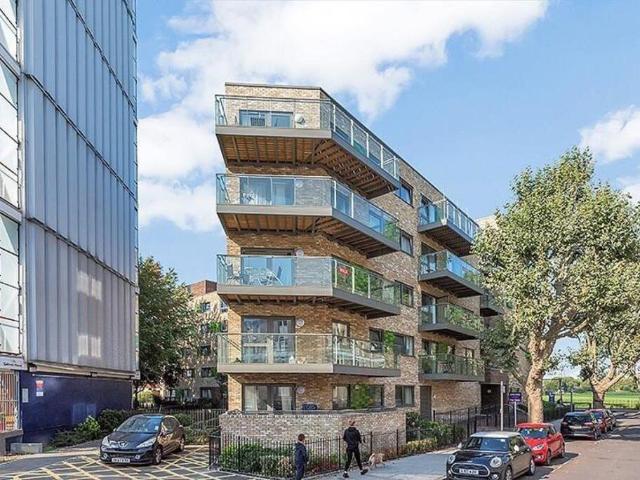 Flat for sale in Isle Of Dogs, Greater London