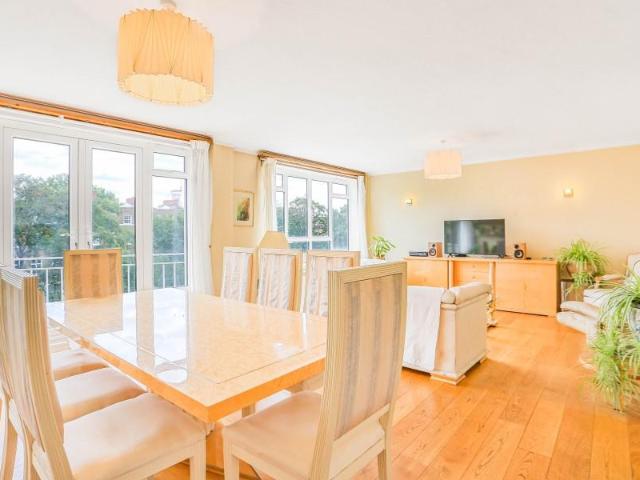 Flat for sale in Kensington, Greater London