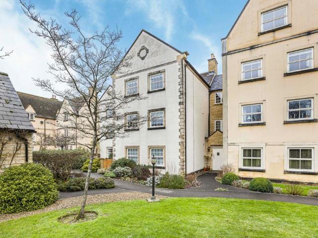 Flat for sale in Tetbury, Fossebridge