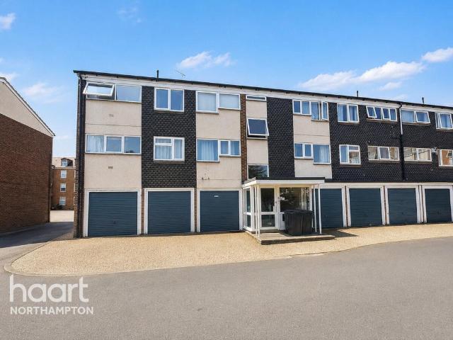 Flat for sale in Northampton, Northamptonshire