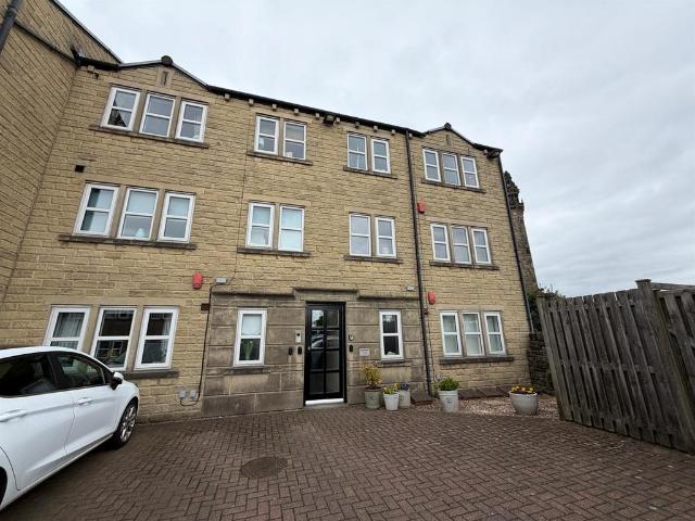 Flat for sale in Savile Park, West Yorkshire