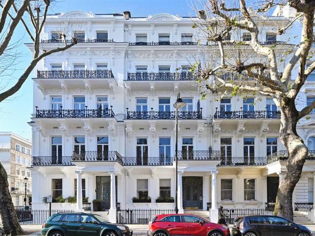 Flat for sale in South Kensington, Greater London