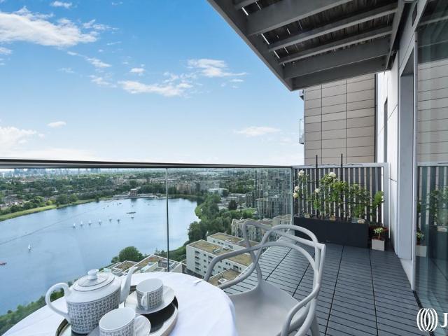 Flat for sale in Woodberry Down, Stamford Hill