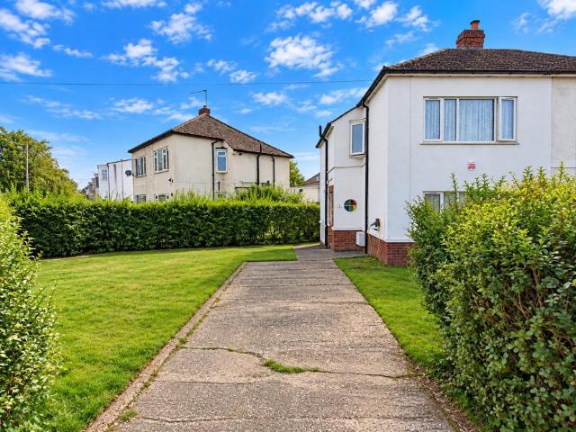 Flat for sale in Sundon Park, Luton