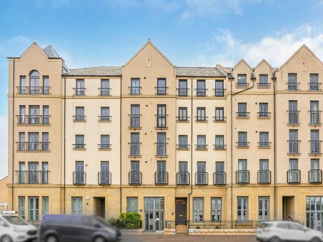 Flat for sale in Newhaven, Leith