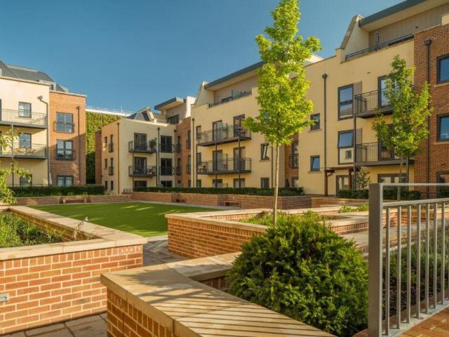 Flat for sale in Fole, Surrey