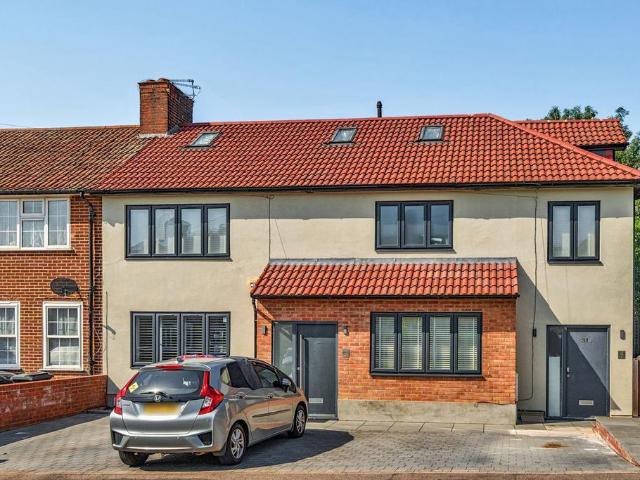 Flat for sale in Elmstead, Greater London
