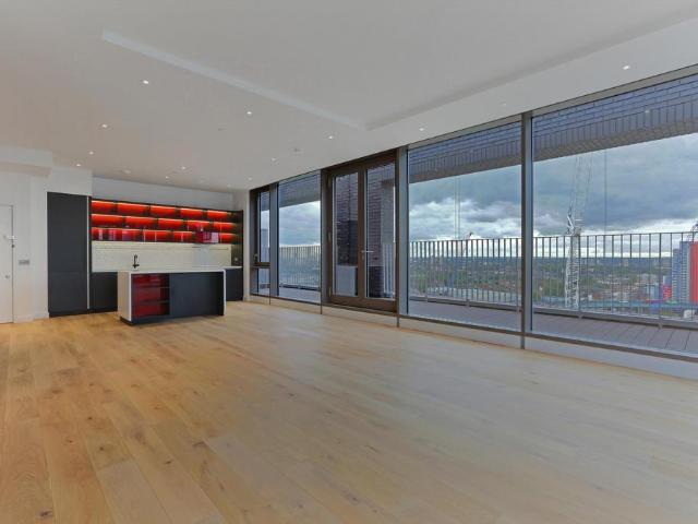 Flat for sale in London City Island, Blackwall